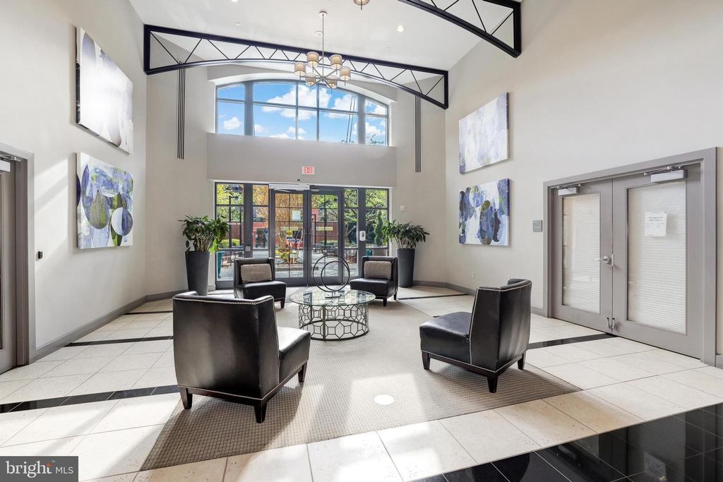 Image 2 of property listing at 1021 N GARFIELD #327, Arlington, VA 22201