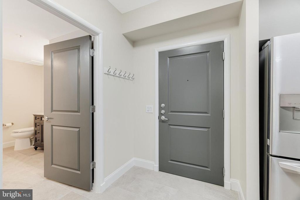 Image 20 of property listing at 1021 N GARFIELD #327, Arlington, VA 22201
