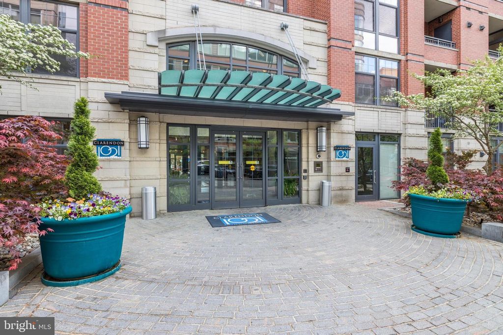 Image 23 of property listing at 1021 N GARFIELD #327, Arlington, VA 22201