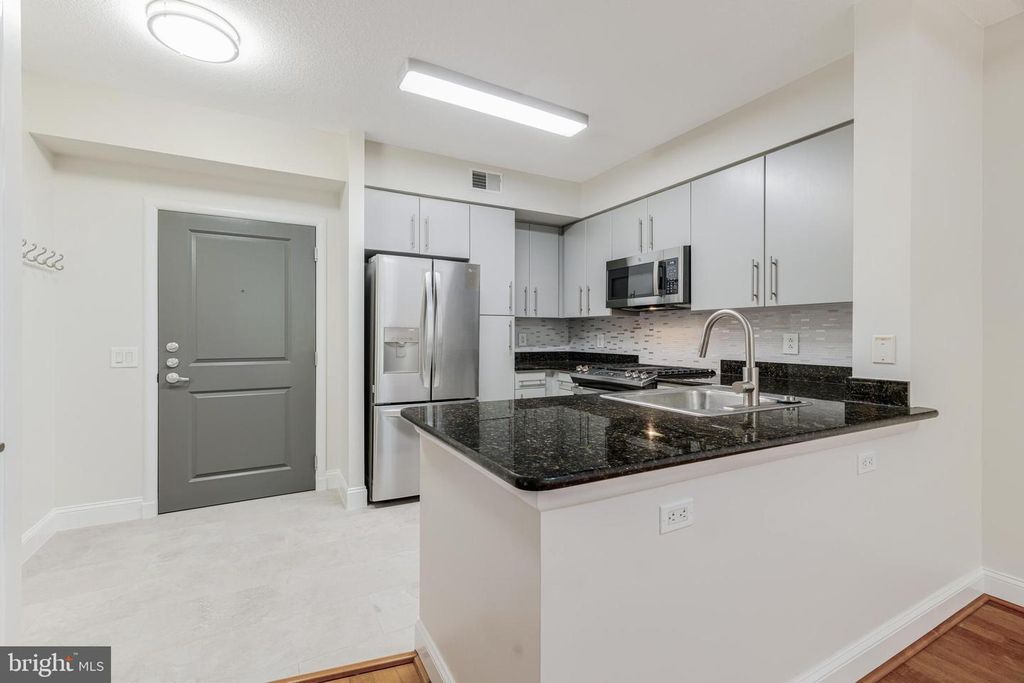 Image 3 of property listing at 1021 N GARFIELD #327, Arlington, VA 22201
