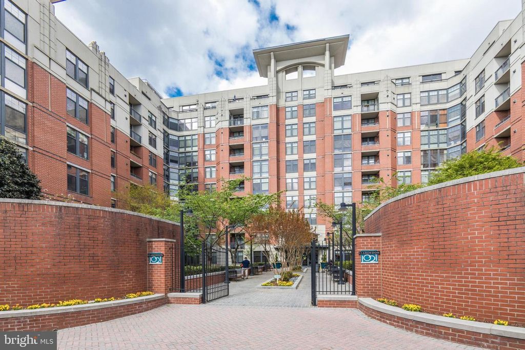 Image 31 of property listing at 1021 N GARFIELD #327, Arlington, VA 22201