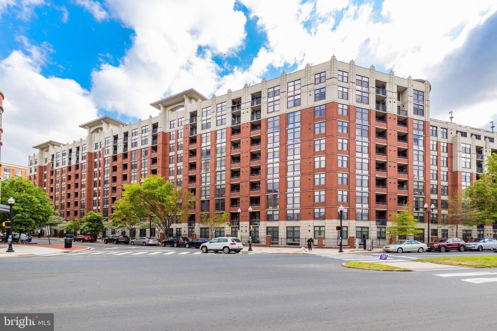 Image 32 of property listing at 1021 N GARFIELD #327, Arlington, VA 22201