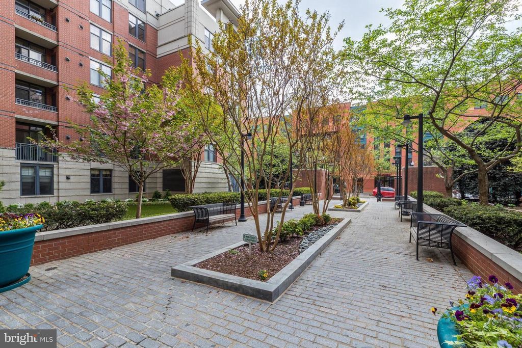 Image 33 of property listing at 1021 N GARFIELD #327, Arlington, VA 22201