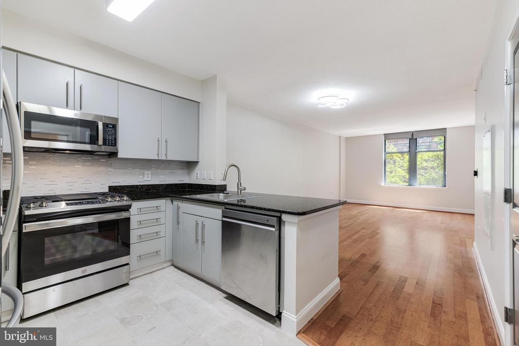 Image 4 of property listing at 1021 N GARFIELD #327, Arlington, VA 22201