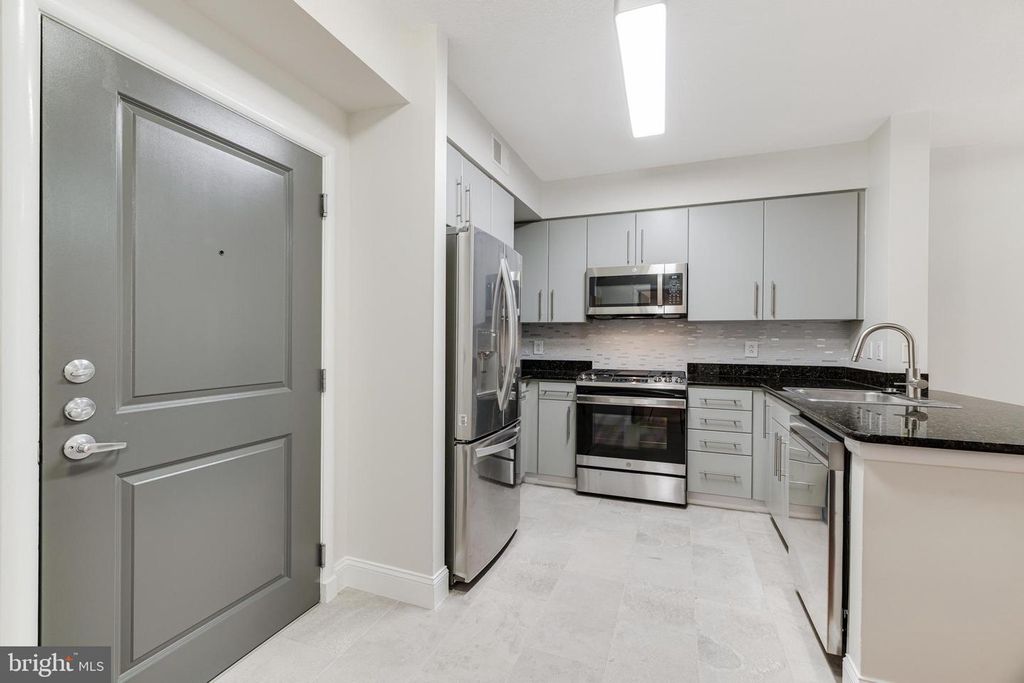 Image 5 of property listing at 1021 N GARFIELD #327, Arlington, VA 22201