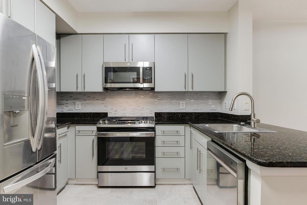 Image 6 of property listing at 1021 N GARFIELD #327, Arlington, VA 22201