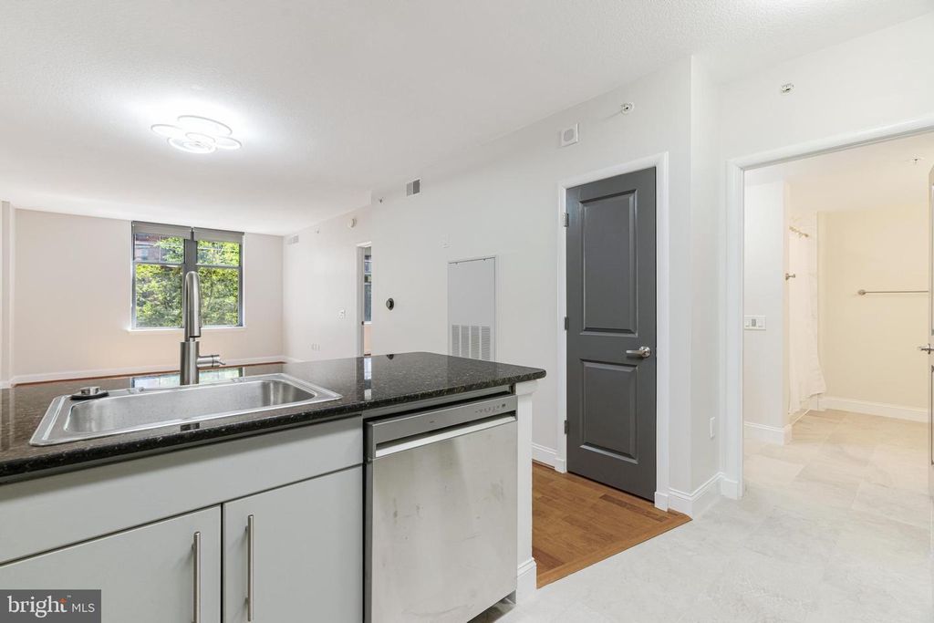 Image 7 of property listing at 1021 N GARFIELD #327, Arlington, VA 22201