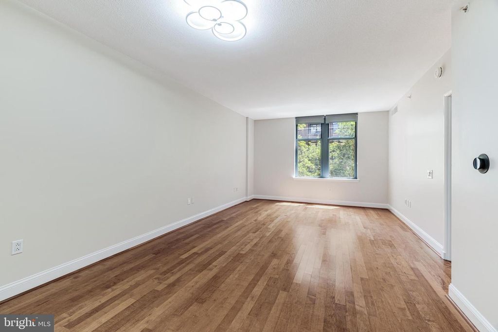 Image 8 of property listing at 1021 N GARFIELD #327, Arlington, VA 22201
