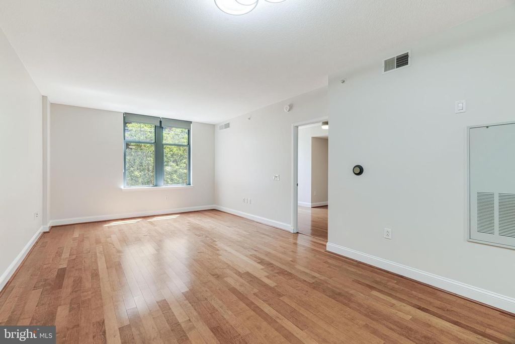 Image 9 of property listing at 1021 N GARFIELD #327, Arlington, VA 22201