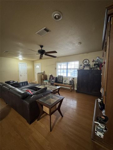 636 E Kempner ST, Mabank, TX 75147