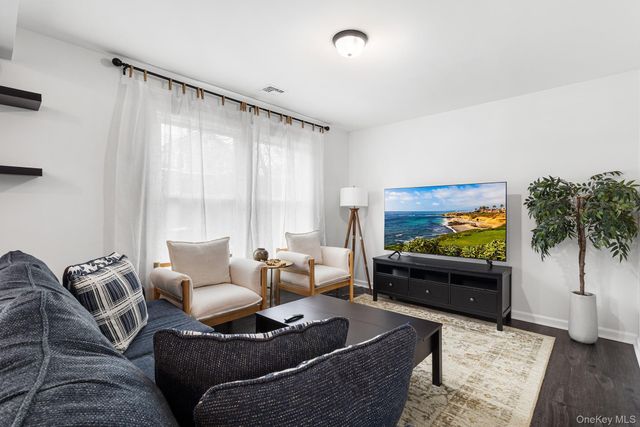 14 E 5th Street, Huntington, NY 11746