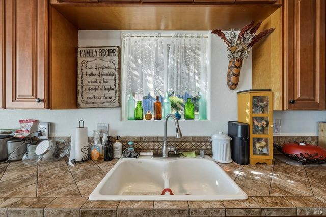 3310 Riviera West Dr, Kelseyville, CA 95451