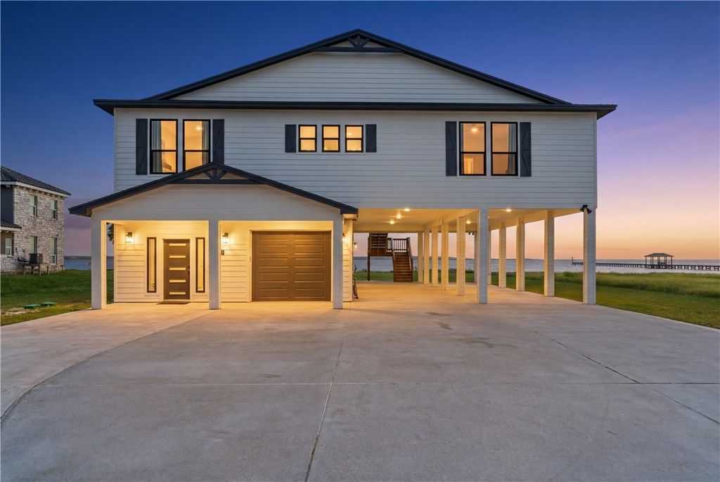135 Sunrise Dr, Rockport, TX 78382 — photo 2
