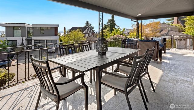 2527 Westmont Way W, Seattle, WA 98199