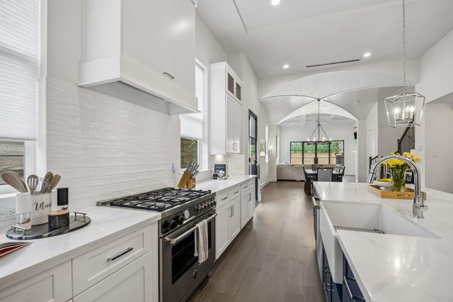 541 W 27th Street, Houston, TX 77008