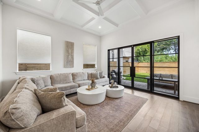 541 W 27th Street, Houston, TX 77008