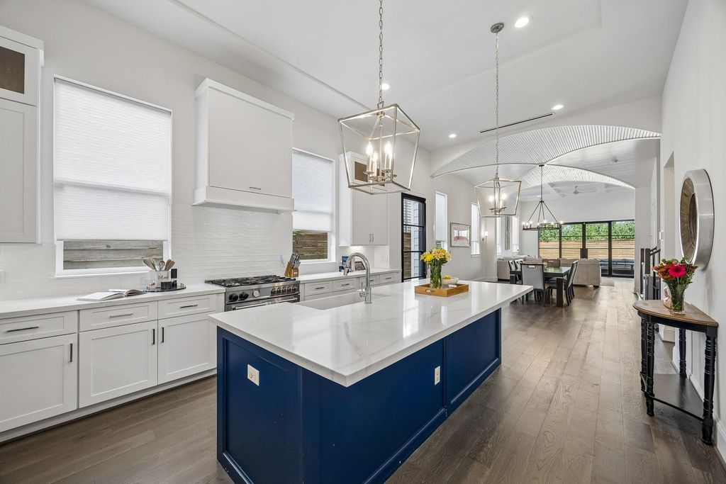 541 W 27th Street, Houston, TX 77008