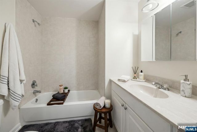 497 Teal Plaza 497, Secaucus, NJ 07094