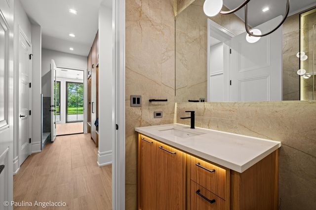 699 Plum Tree Road, Barrington Hills, IL 60010