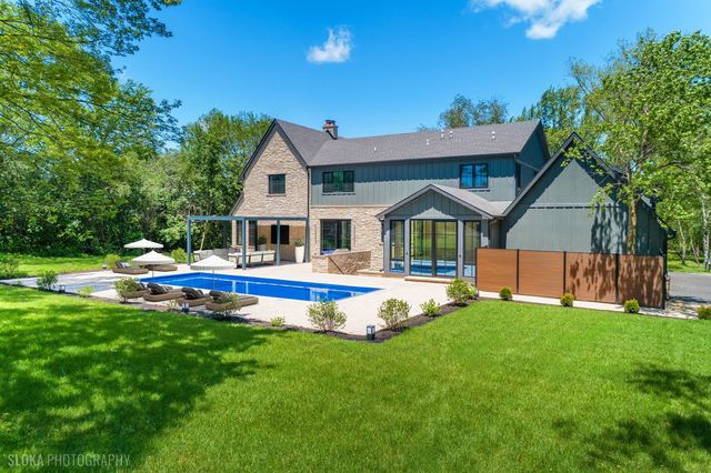 699 Plum Tree Road, Barrington Hills, IL 60010