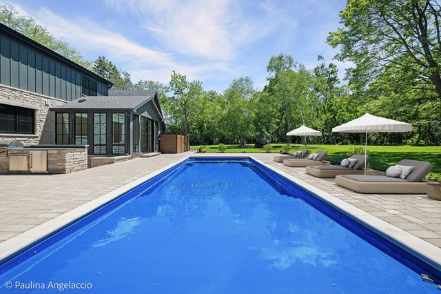 699 Plum Tree Road, Barrington Hills, IL 60010
