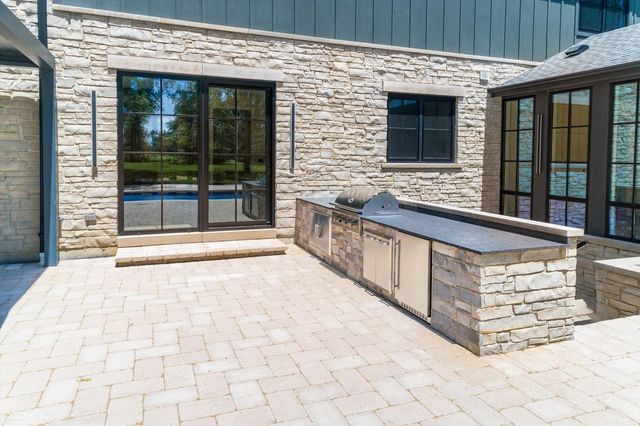 699 Plum Tree Road, Barrington Hills, IL 60010