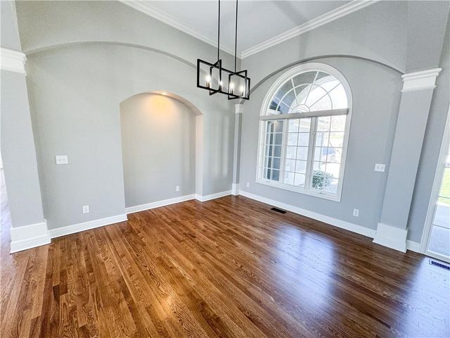 613 NE Persimmons Circle, Lee's Summit, MO 64064