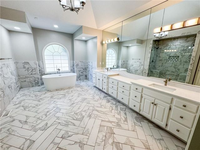 613 NE Persimmons Circle, Lee's Summit, MO 64064