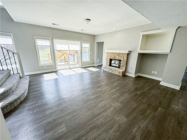 613 NE Persimmons Circle, Lee's Summit, MO 64064