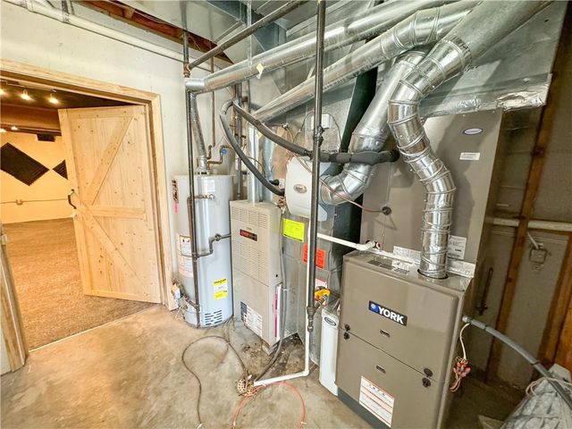 613 NE Persimmons Circle, Lee's Summit, MO 64064