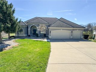 613 NE Persimmons Circle, Lee's Summit, MO 64064