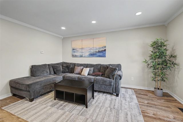 45860 Kensington Street, Utica, MI 48317