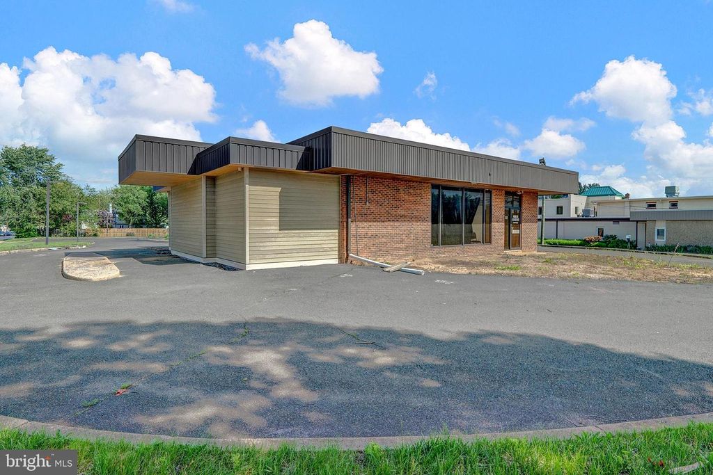 40 SCOTCH RD, Ewing, NJ 08628