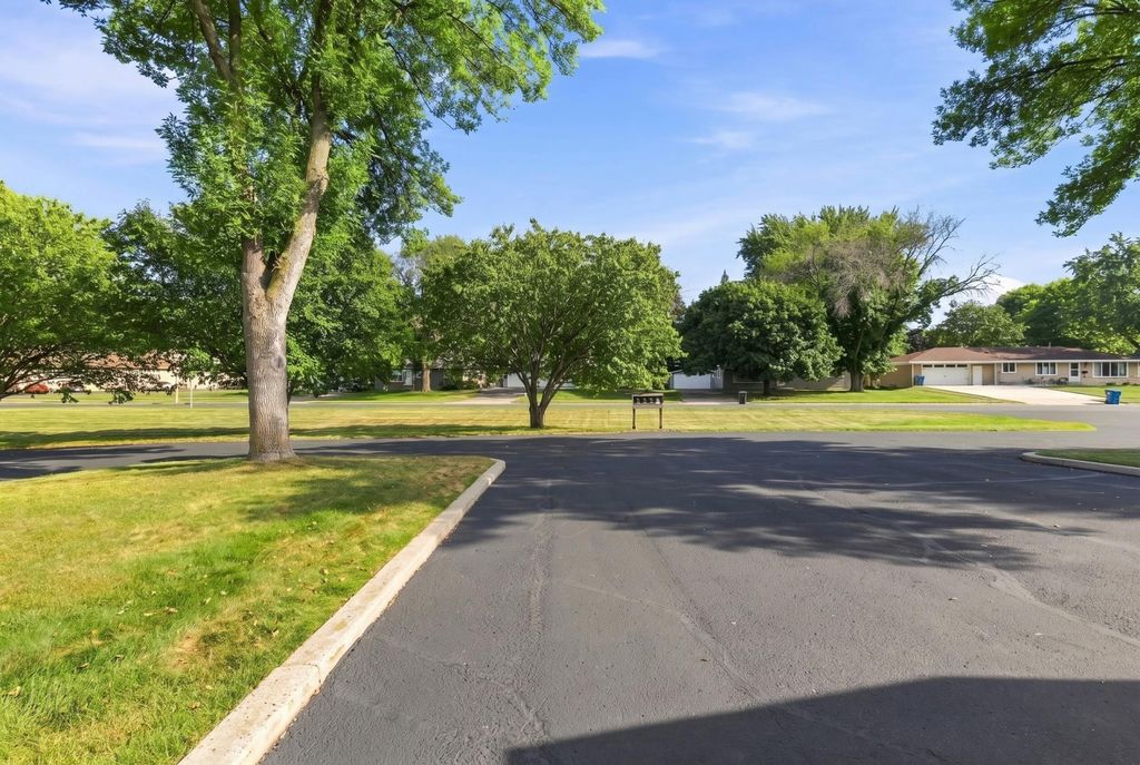 1685 6th Avenue W, Shakopee, MN 55379 — photo 2