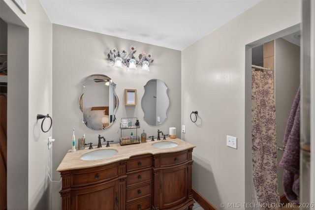 1045 Rolling Meadows, Bartlesville, OK 74006