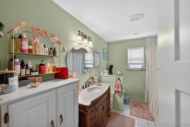 1045 Rolling Meadows, Bartlesville, OK 74006