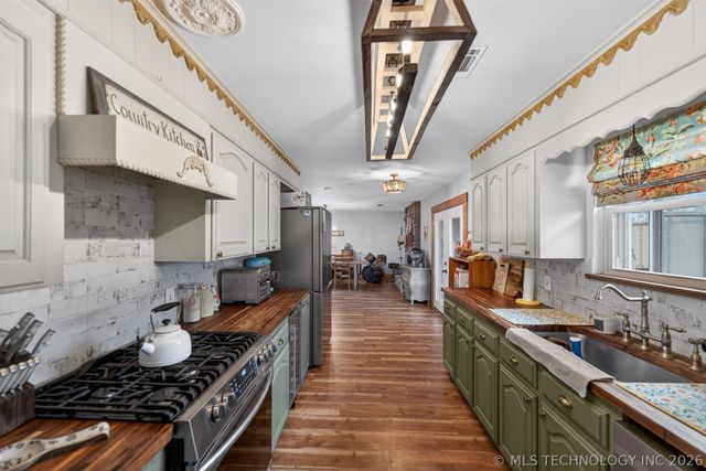 1045 Rolling Meadows, Bartlesville, OK 74006