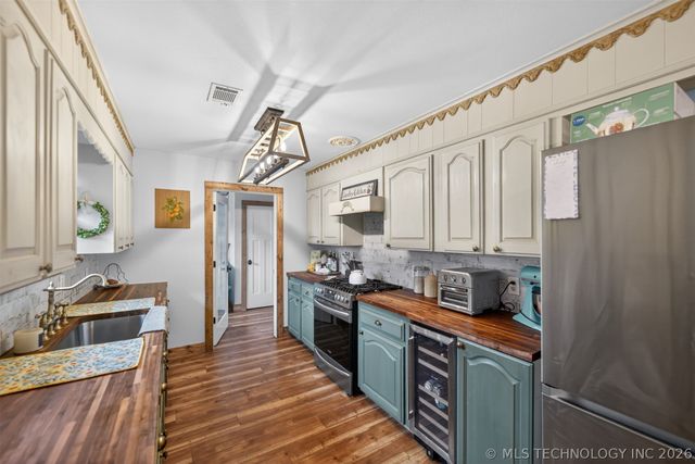 1045 Rolling Meadows, Bartlesville, OK 74006