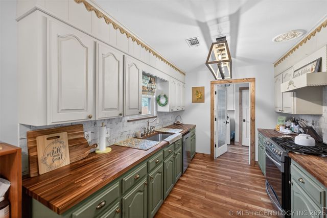 1045 Rolling Meadows, Bartlesville, OK 74006