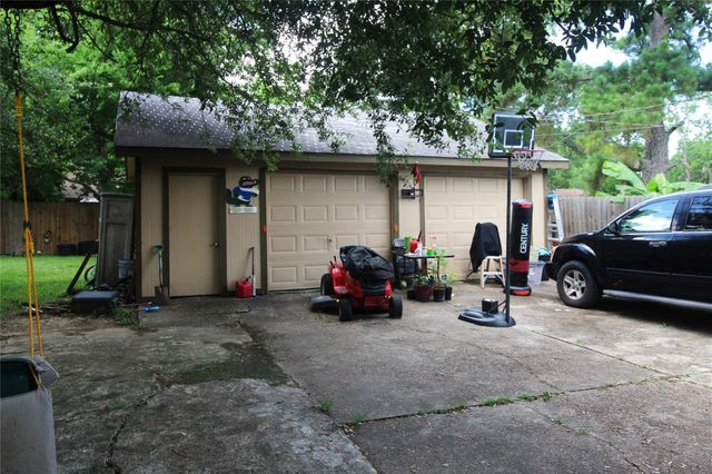 4705 30th Street E, Dickinson, TX 77539