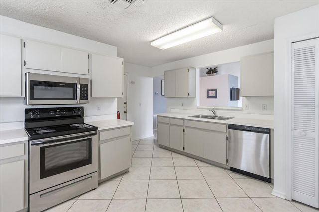 2911 DICKENS CIRCLE, Kissimmee, FL 34747