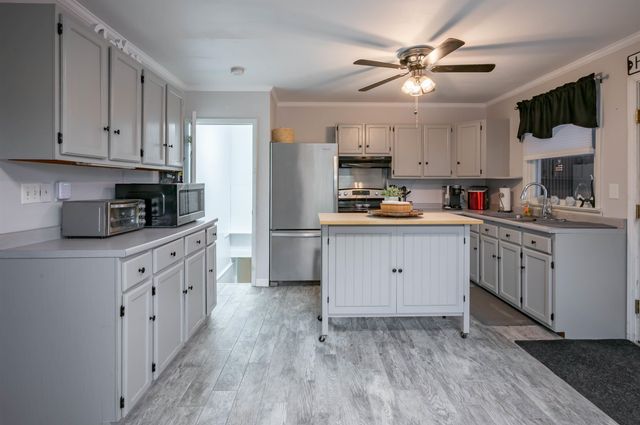 40 Grand Avenue, Nashua, NH 03060