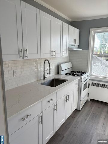 10 Carlisle Street, Bergenfield, NJ 07621