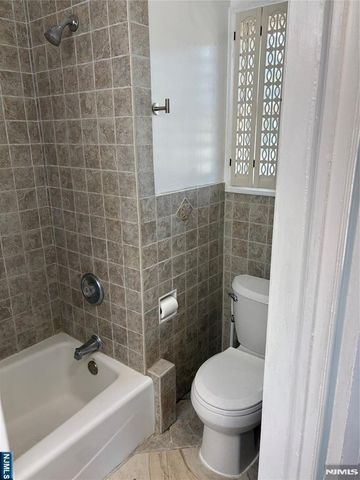 10 Carlisle Street, Bergenfield, NJ 07621