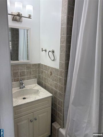 10 Carlisle Street, Bergenfield, NJ 07621