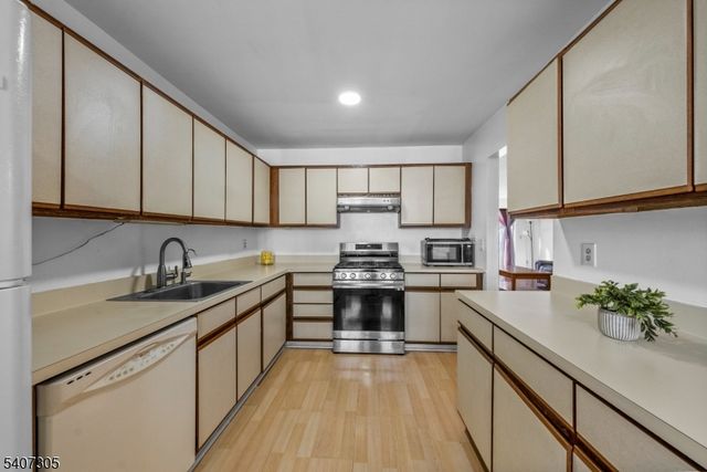 99 Woodmere Dr, Sayreville Boro, NJ 08859