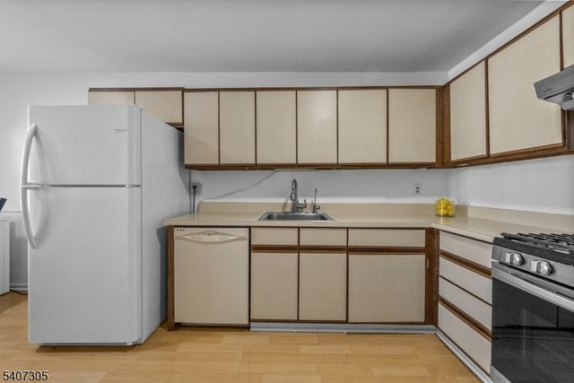 99 Woodmere Dr, Sayreville Boro, NJ 08859