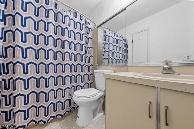 99 Woodmere Dr, Sayreville Boro, NJ 08859