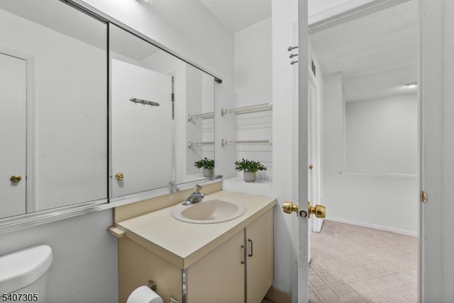 99 Woodmere Dr, Sayreville Boro, NJ 08859