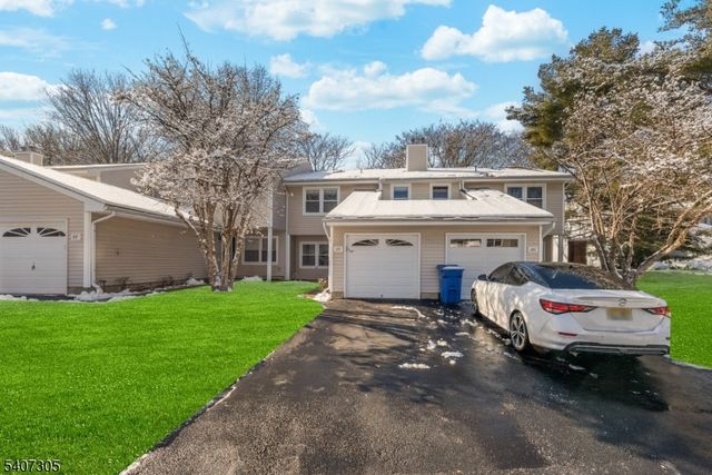 99 Woodmere Dr, Sayreville Boro, NJ 08859